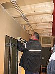 Unser künftiger Mieter beim Anschrauben der letzten Holzplatten im EG-Flur