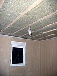 Im Schlafzimmer ist die erste Decke gedämmt