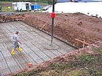 ...und endlich fliesst der erste Beton für unser Fundament!
