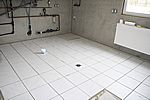 Die ersten Fliesen im Hauswirtschaftsraum