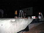 Auf der Kellerdecke werden die Wände markiert und Löcher für die Stützen gebohrt