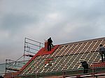 Am Kamin wird die Ausstiegsluke für den Schornsteinfeger ausgesägt