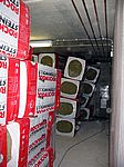 Das Dämmwolle-Lager im Keller hat deutlich abgenommen - aber noch fehlt das DG...