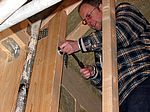 Jens beim lösen der gigantischen Schrauben