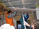 Heute haben wir Helfer für die ersten Platten der Treppenhausdecke