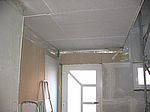 Im Treppenhaus ist die Decke zu und der größte Teil der Wände