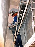 Es geht los: an die Schräge und die Decke kommt die gute alte Raufaser...