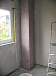 Der Kamin wird mit hübschem rosa Betongrund vorgestrichen...