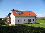 Die Balkonseite im vollen Sonnenlicht
