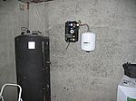 Im Heizungskeller wird der Wasserspeicher samt Zubehör montiert