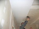 Die erste Raufaserbahn ist an der Decke!