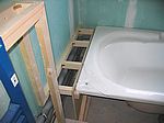 Jens hat einen soliden Unterbau für die Wanne gebaut