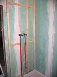 Der Unterbau für die Vorwandkonstruktion der Dusche