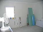 Im Wohnzimmer sind die allerletzen Tapetenlücken geschlossen - jetzt kann gestrichen werden!