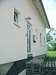 Der Eingang ist mit Lampe, Klingel und Briefkasten komplett - aber immer noch nur über Paletten erreichbar
