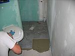Die ersten Fliesen im WC