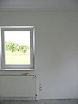 Im Wohnzimmer ist alles fertig tapeziert und gestrichen