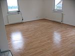Im Wohnzimmer sind die Randleisten montiert