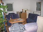 Im Wohnzimmer stehen noch die Küche-Hängeschränke und die Matratzen