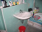 Im Bad ist jetzt ein Waschbecken in Betrieb