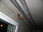Der erste Heizkörper im Wohnzimmer hängt an der Pipeline