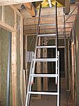 Zuerst geht es auf den Spitzboden, um die Giebelwände fertig zu dämmen und mit Holz zu beplanken