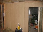 Die Wand zwischen Wohnzimmer und Küche ist fast fertig beplankt