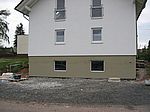 Die Frontseite des Kellers ist fertig armiert