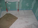 Hier im Bad sieht man noch deutlich, wie alle Lücken in der Dämmung mit Perlite-Schüttung geschlossen wurden
