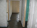 Blick durch den Flur ins Schlafzimmer, rechts Bad, links hinten Gästezimmer