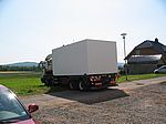 Pünktlich um zehn Uhr steht der LKW mit der ersten Garage vor dem Haus...