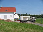 Der Kran wird ausgefahren, um die Garage auf ihre Fundamente zu hieven