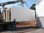 Langsam wird die Garage dicht an die Hauswand gefahren...