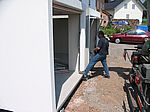 Mit Körperkraft wird die Garage die letzten Zentimeter dirigiert