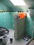 Die Abtrennung zwischen Badewanne und WC ist auch fertig