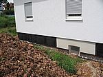 An dieser Seite wird auch komplett verfüllt, daher wird nur um das Kellerfenster herum noch Buntsteinputz aufgetragen