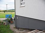 Der spätere Aufgang wurde grau grundiert, damit durch den Buntsteinputz keine weiße Fläche durchscheinen kann