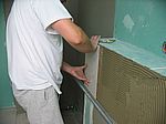 Die erste Fliese wird angeklebt
