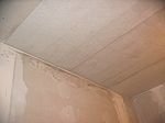 Die erste Decke wird tapeziert - im Nähzimmer...