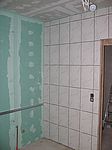 Im Bad ist die Wand zum Flur komplett gefliest...