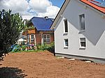 Zuerst wird der Hügel hinter dem Haus beseitigt...
