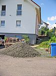 Spontan entschließen wir uns, auch den Aufgang vorzubereiten - kurz darauf liegen 9 Tonnen Schotter vor dem Haus!