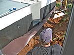 Auch hinter der Garage wird mit dem Anfüllen begonnen