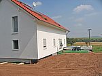 Endlich haben wir auch eine Terrasse! Sogar mit Rasenteppich...