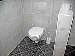 Der Toilettendeckel ist auch drauf...