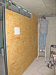 Jens im künftigen Gästebad - die erste Wand ist fast fertig