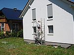 Anbringen der ersten Standsäulen an der Hauswand