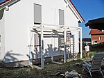 Die Enden der Spanngurte sind mit großen Schraubzwingen an den Standsäulen fixiert