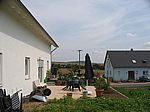 Auch seitlich an der Terrasse wächst die Hecke