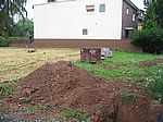 Die Pflanzringe im Vordergrund werden einen Kräutergarten entlang der Garagenrückwand am Übergang zur Terrasse bilden